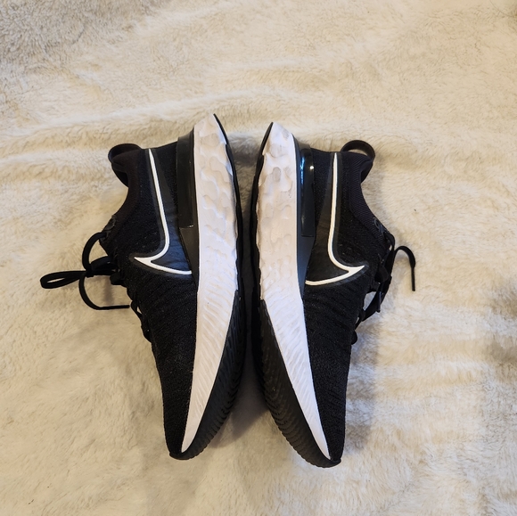 Nike Black and White Sneakers - Picture 3 of 4